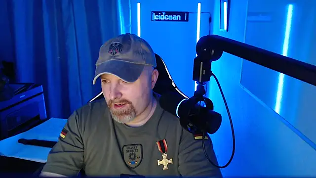 Snapshot of DerPornoPete chatting on 10, 9, 2025 DerPornoPete online show from 10, 9, 2025