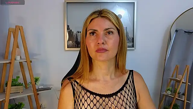 Snapshot of bella__adams chatting on 18, 10, 2025 bella adams online show from 18, 10, 2025