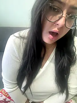 Snapshot of MileyGia chatting on 5, 12, 2025 MileyGia online show from 5, 12, 2025