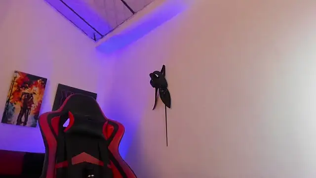 Snapshot of crisstal_miler chatting on 4, 3, 2025 crisstal miler online show from 4, 3, 2025