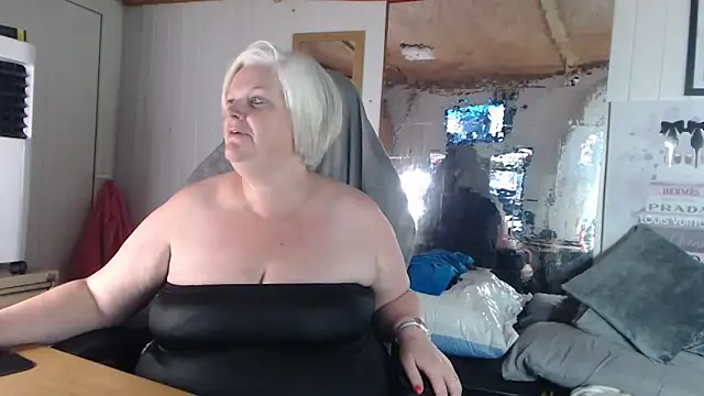 Snapshot of sexychazza16 chatting on 11, 10, 2025 sexychazza16 online show from 11, 10, 2025