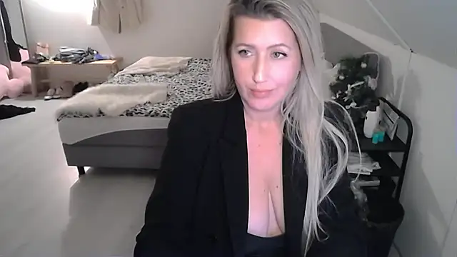 Snapshot of TessToy chatting on 10, 12, 2024 TessToy online show from 10, 12, 2024