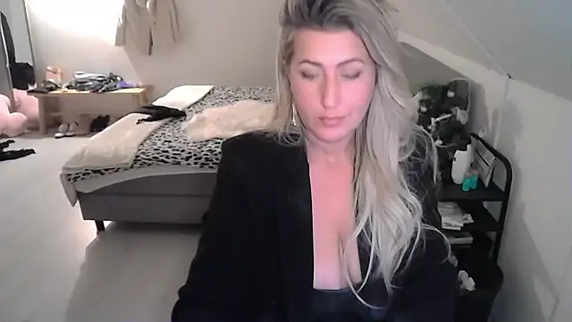 Snapshot of TessToy chatting on 12, 12, 2024 TessToy online show from 12, 12, 2024