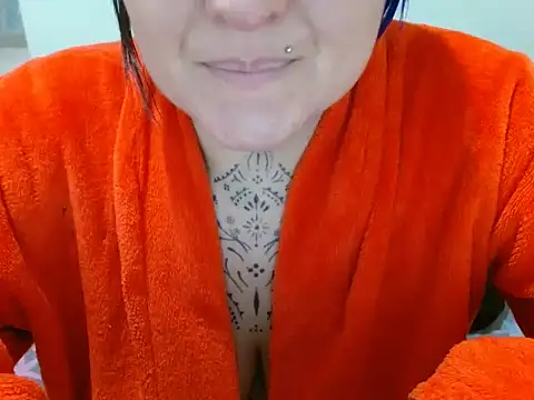 Snapshot of vaholiver chatting on 3, 5, 2026 vaholiver online show from 3, 5, 2026
