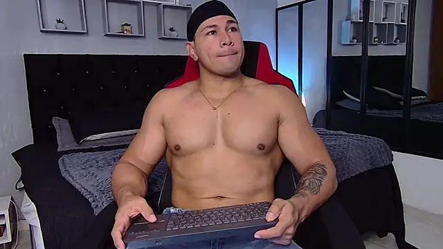 Snapshot of tyler_hank01 chatting on 13, 9, 2025 tyler hank01 online show from 13, 9, 2025