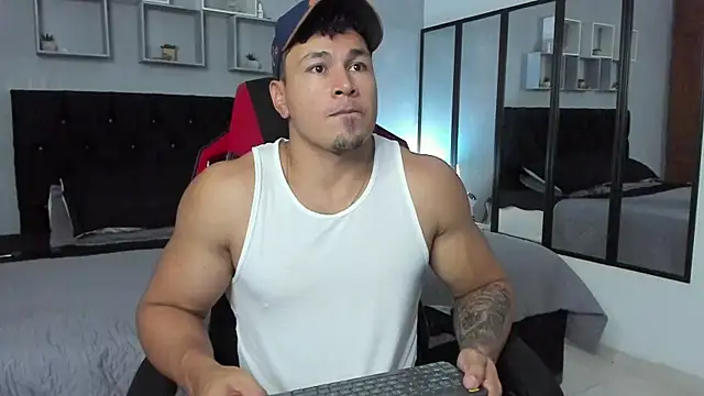 Snapshot of tyler_hank01 chatting on 13, 10, 2025 tyler hank01 online show from 13, 10, 2025