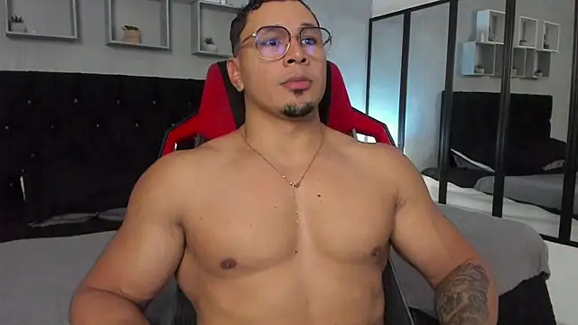 Snapshot of tyler_hank01 chatting on 28, 10, 2025 tyler hank01 online show from 28, 10, 2025