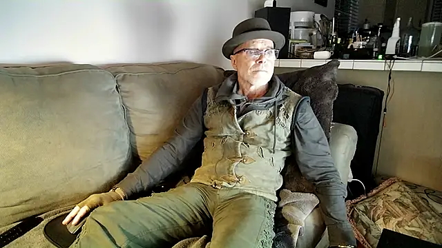 Snapshot of MoonDancer chatting on 3, 2, 2025 MoonDancer online show from 3, 2, 2025