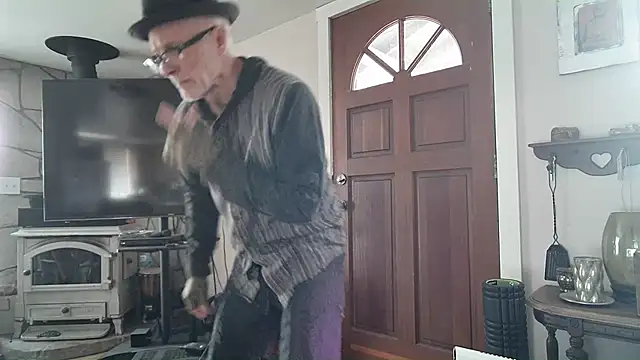 Snapshot of MoonDancer chatting on 11, 2, 2025 MoonDancer online show from 11, 2, 2025