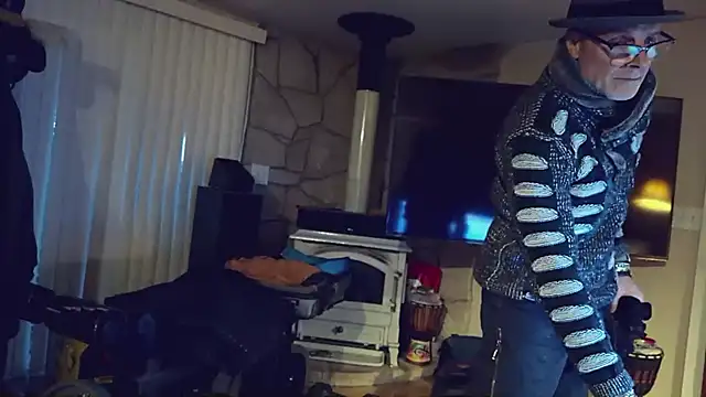 Snapshot of MoonDancer chatting on 2, 12, 2025 MoonDancer online show from 2, 12, 2025