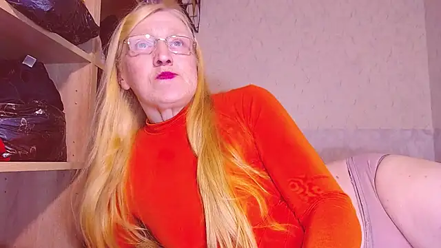 Snapshot of MadamBombShell chatting on 4, 1, 2025 MadamBombShell online show from 4, 1, 2025