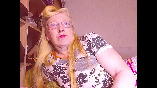 Snapshot of MadamBombShell chatting on 8, 2, 2025 MadamBombShell online show from 8, 2, 2025