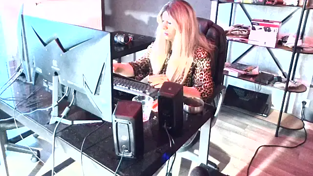 Snapshot of LatruieSow chatting on 17, 4, 2026 LatruieSow online show from 17, 4, 2026