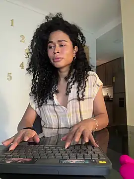 Snapshot of GabriSaenz chatting on 21, 12, 2024 GabriSaenz online show from 21, 12, 2024