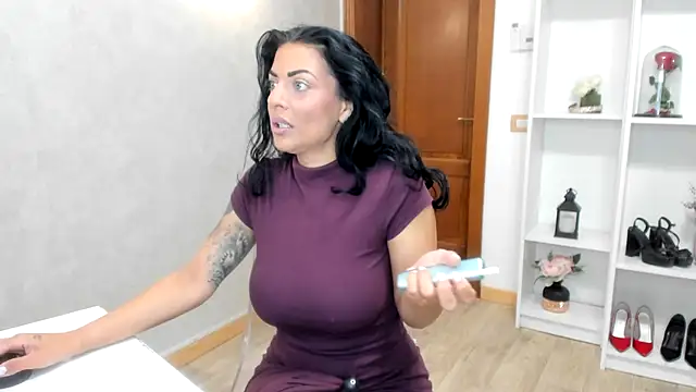 Snapshot of ElisaBaxter chatting on 4, 10, 2025 ElisaBaxter online show from 4, 10, 2025