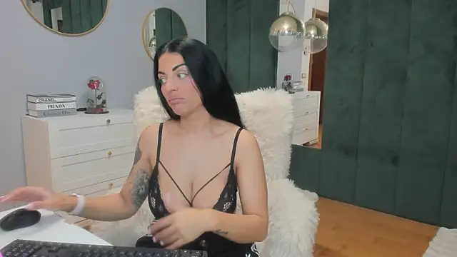 Snapshot of ElisaBaxter chatting on 1, 11, 2025 ElisaBaxter online show from 1, 11, 2025