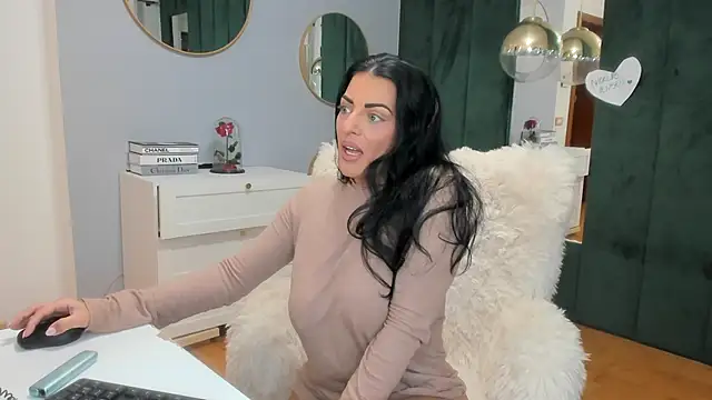 Snapshot of ElisaBaxter chatting on 2, 11, 2025 ElisaBaxter online show from 2, 11, 2025