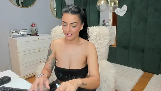 Snapshot of ElisaBaxter chatting on 11, 11, 2025 ElisaBaxter online show from 11, 11, 2025