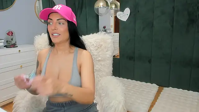 Snapshot of ElisaBaxter chatting on 24, 11, 2025 ElisaBaxter online show from 24, 11, 2025