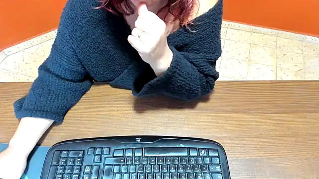 Snapshot of NikkiHolland chatting on 5, 11, 2025 NikkiHolland online show from 5, 11, 2025