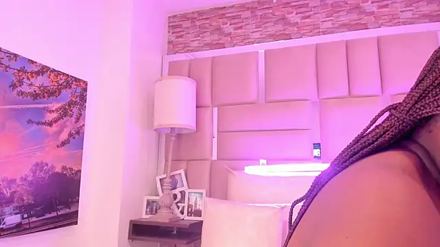 ShaniaBrownn online show from 18, 4, 2026