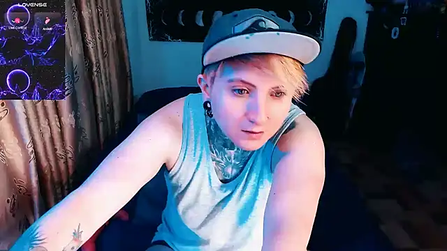 Snapshot of Marieblueeyes chatting on 11, 11, 2025 Marieblueeyes online show from 11, 11, 2025