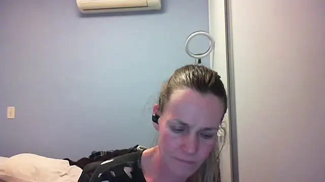 Snapshot of Annylove1 chatting on 27, 10, 2025 Annylove1 online show from 27, 10, 2025