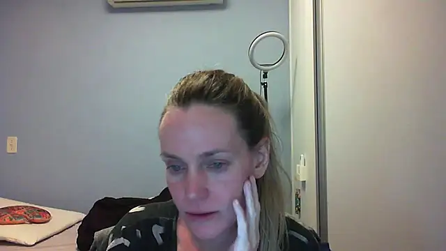 Snapshot of Annylove1 chatting on 8, 11, 2025 Annylove1 online show from 8, 11, 2025