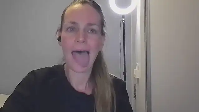 Snapshot of Annylove1 chatting on 13, 11, 2025 Annylove1 online show from 13, 11, 2025