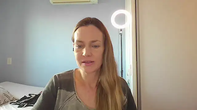 Snapshot of Annylove1 chatting on 4, 12, 2025 Annylove1 online show from 4, 12, 2025