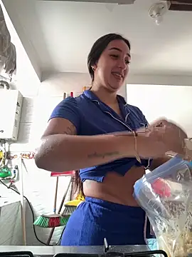 Snapshot of Hannahoff chatting on 6, 11, 2025 Hannahoff online show from 6, 11, 2025