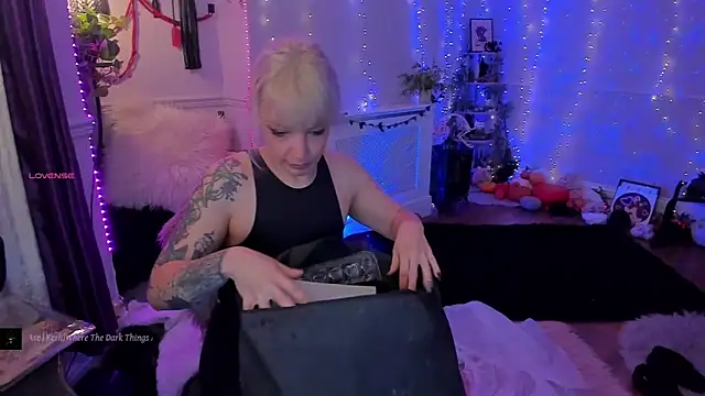 Snapshot of AliceW0lf chatting on 22, 11, 2025 AliceW0lf online show from 22, 11, 2025