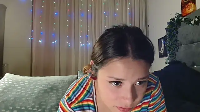 Snapshot of 3littleschoolteens chatting on 13, 11, 2025 3littleschoolteens online show from 13, 11, 2025