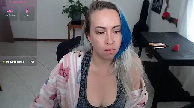 Snapshot of charlottezoe15 chatting on 6, 3, 2025 charlottezoe15 online show from 6, 3, 2025