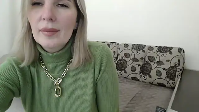 Snapshot of sensualEmilia chatting on 25, 10, 2025 sensualEmilia online show from 25, 10, 2025