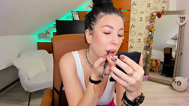 Snapshot of EmillyTaylor chatting on 11, 11, 2025 EmillyTaylor online show from 11, 11, 2025