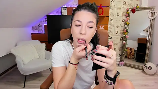 Snapshot of EmillyTaylor chatting on 14, 11, 2025 EmillyTaylor online show from 14, 11, 2025