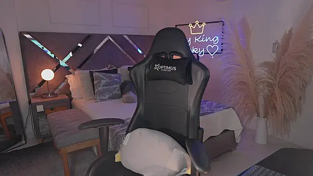 Snapshot of KateOwens chatting on 4, 11, 2025 KateOwens online show from 4, 11, 2025