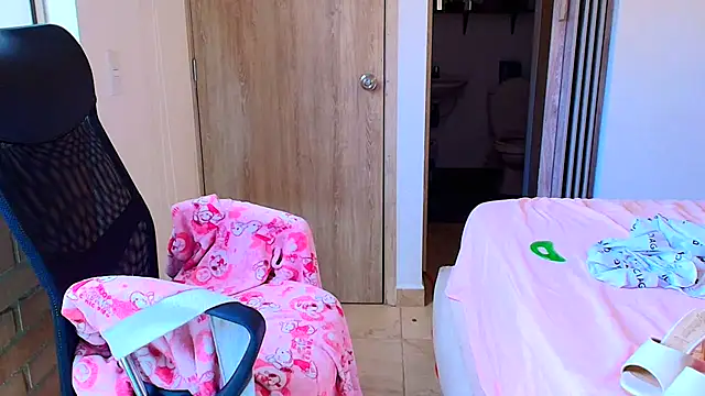 Snapshot of sara2520 chatting on 13, 12, 2025 sara2520 online show from 13, 12, 2025