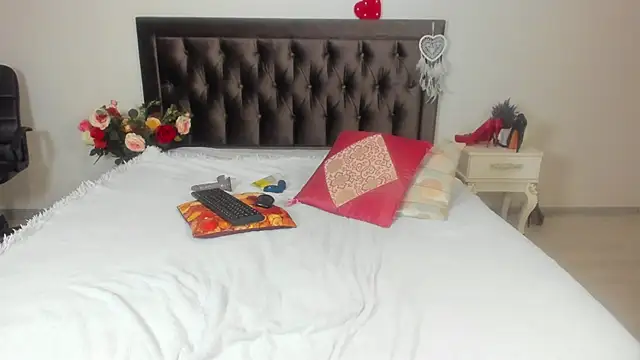 MarciaColins online show from 25, 10, 2025