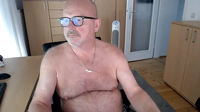 Snapshot of V2_Rotate chatting on 13, 7, 2026 V2 Rotate online show from 13, 7, 2026