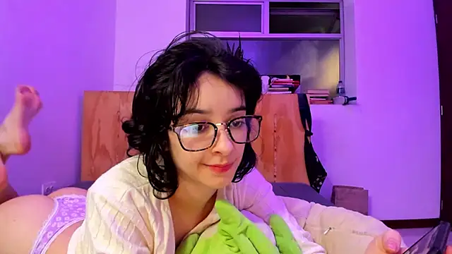 Snapshot of _Lunnaa_ chatting on 1, 1, 2025 Lunnaa online show from 1, 1, 2025