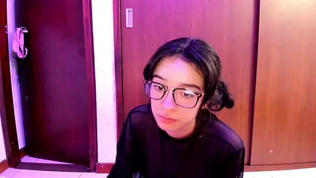 Snapshot of _Lunnaa_ chatting on 2, 2, 2025 Lunnaa online show from 2, 2, 2025