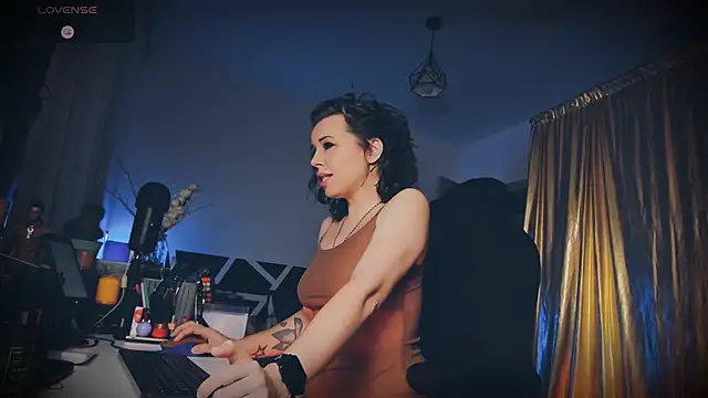 Snapshot of LisaDove chatting on 1, 3, 2025 LisaDove online show from 1, 3, 2025