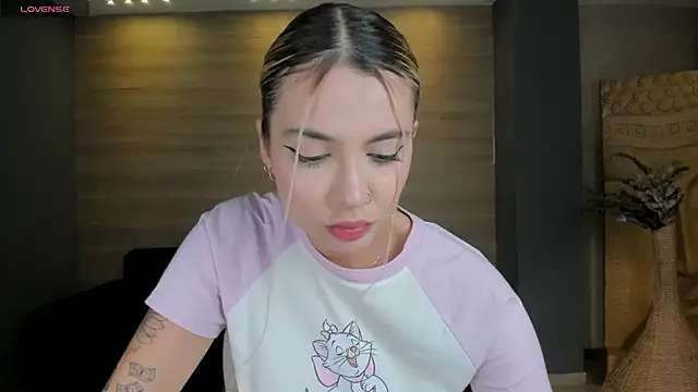 NiaHolland online show from 23, 10, 2025