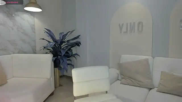 NiaHolland online show from 15, 2, 2026