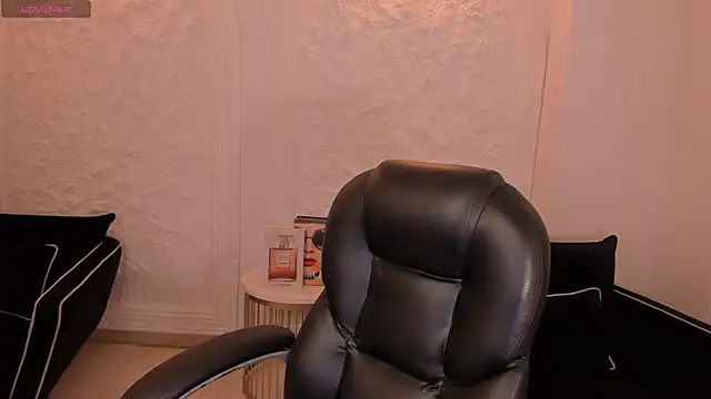 Snapshot of MollyJones_ chatting on 5, 7, 2026 MollyJones online show from 5, 7, 2026