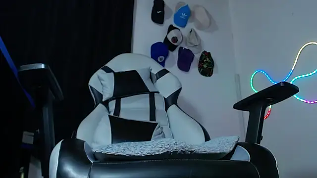 Snapshot of sebastian_horny chatting on 27, 11, 2025 sebastian horny online show from 27, 11, 2025