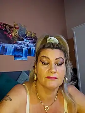 Snapshot of CRHYSTEL chatting on 18, 3, 2025 CRHYSTEL online show from 18, 3, 2025