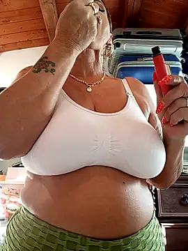 Snapshot of CRHYSTEL chatting on 14, 10, 2025 CRHYSTEL online show from 14, 10, 2025